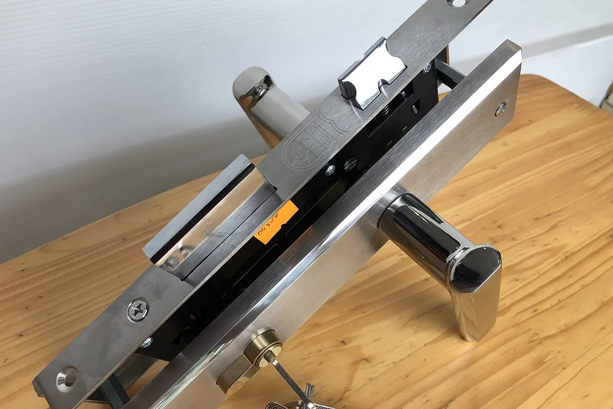 Khóa Việt Tiệp 04824 lắp cửa chính, chất liệu inox 304