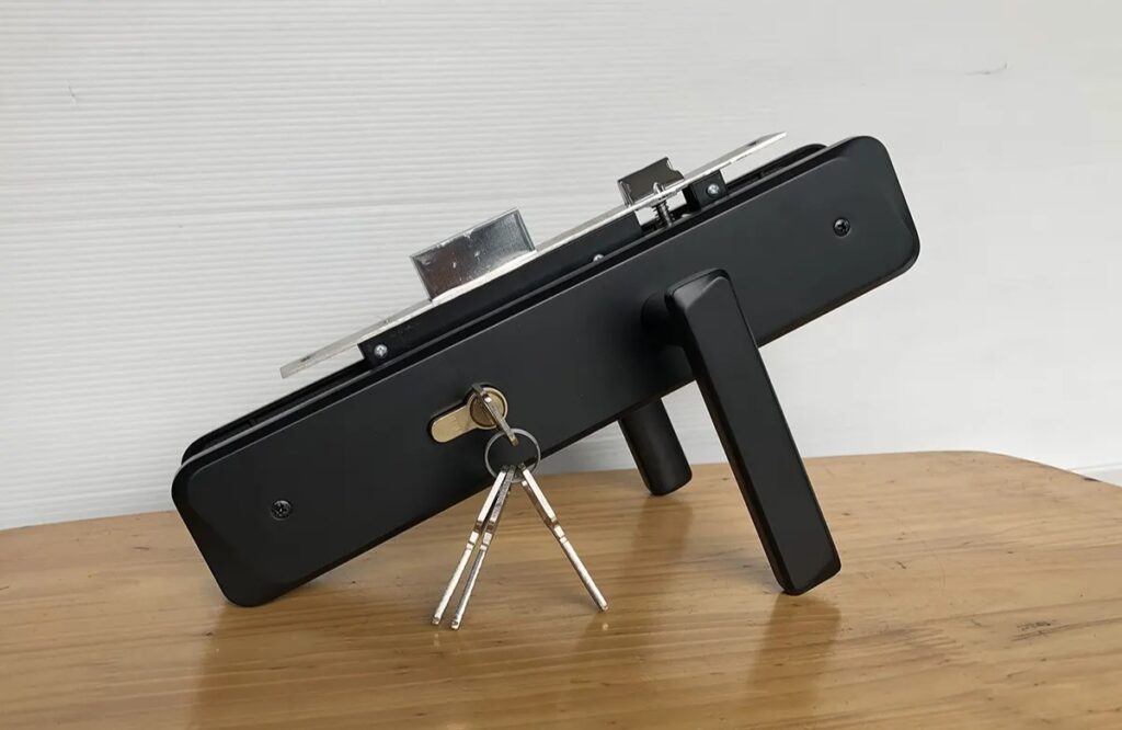 Khóa cửa thông phòng Việt Tiệp 04937, chất liệu hợp kim, mạ màu đen hiện đại, lắp cửa chính