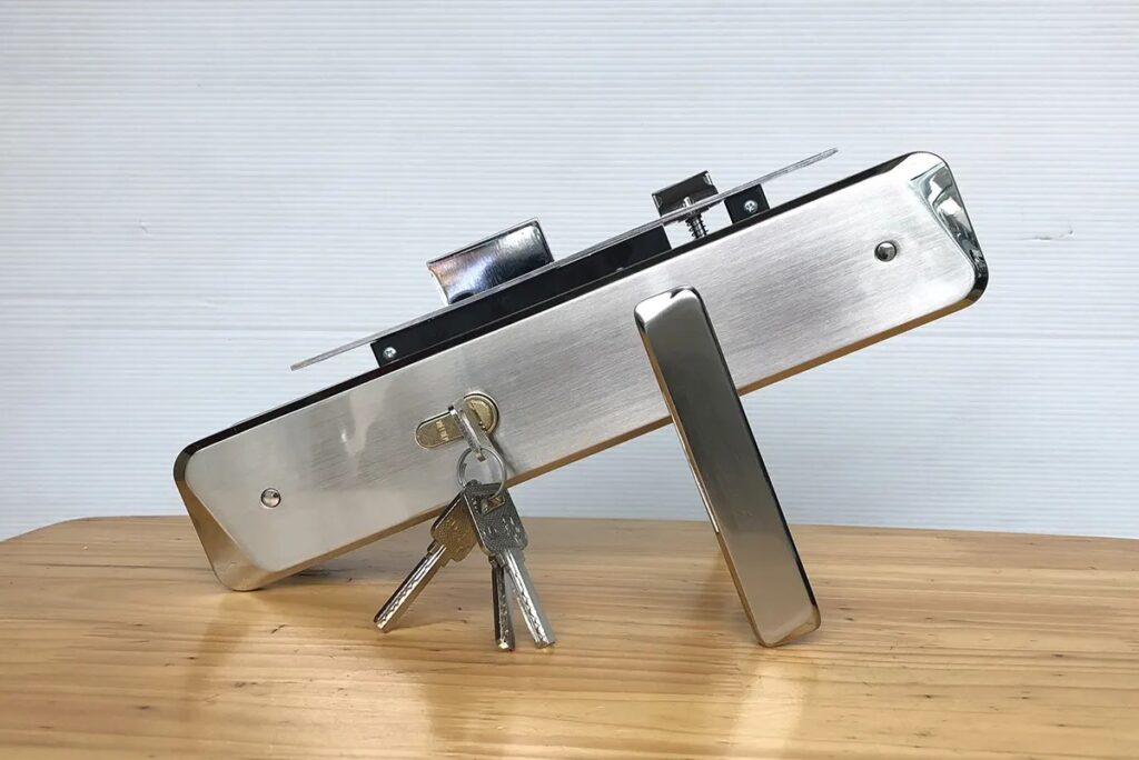 Khóa Việt Tiệp 04932 lắp cửa chính, chất liệu hợp kim