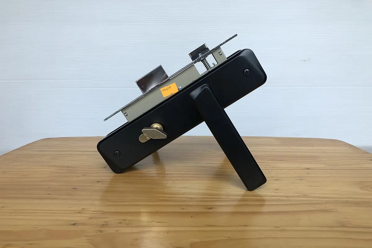 Khóa cửa thông phòng Việt Tiệp 04337, chất liệu hợp kim, mạ màu đen hiện đại, lắp cửa thông phòng, vệ sinh
