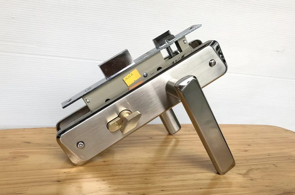 Khóa Việt Tiệp 04332 lắp cửa thông phòng, vệ sinh, chất liệu hợp kim