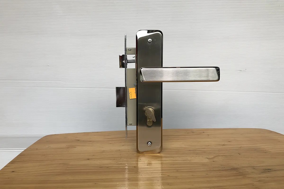 Khóa Việt Tiệp 04332 lắp cửa thông phòng, vệ sinh, chất liệu hợp kim