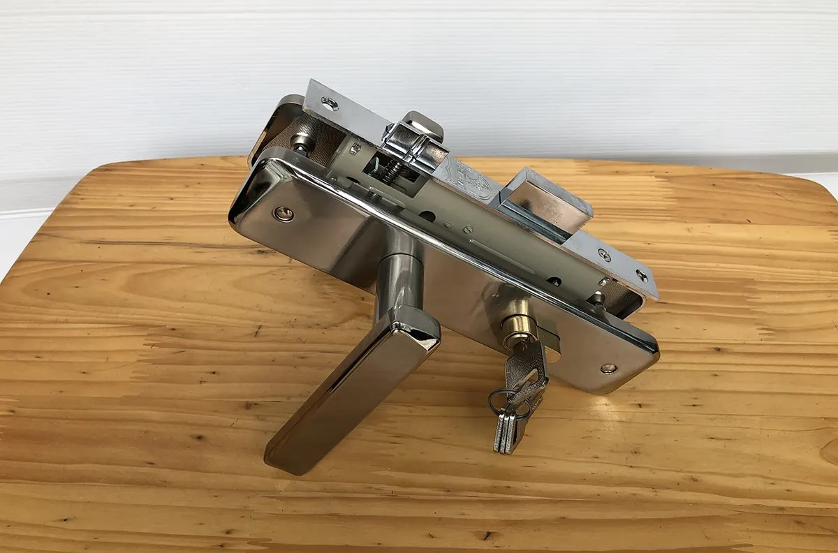 Khóa Việt Tiệp 04332 lắp cửa thông phòng, vệ sinh, chất liệu hợp kim