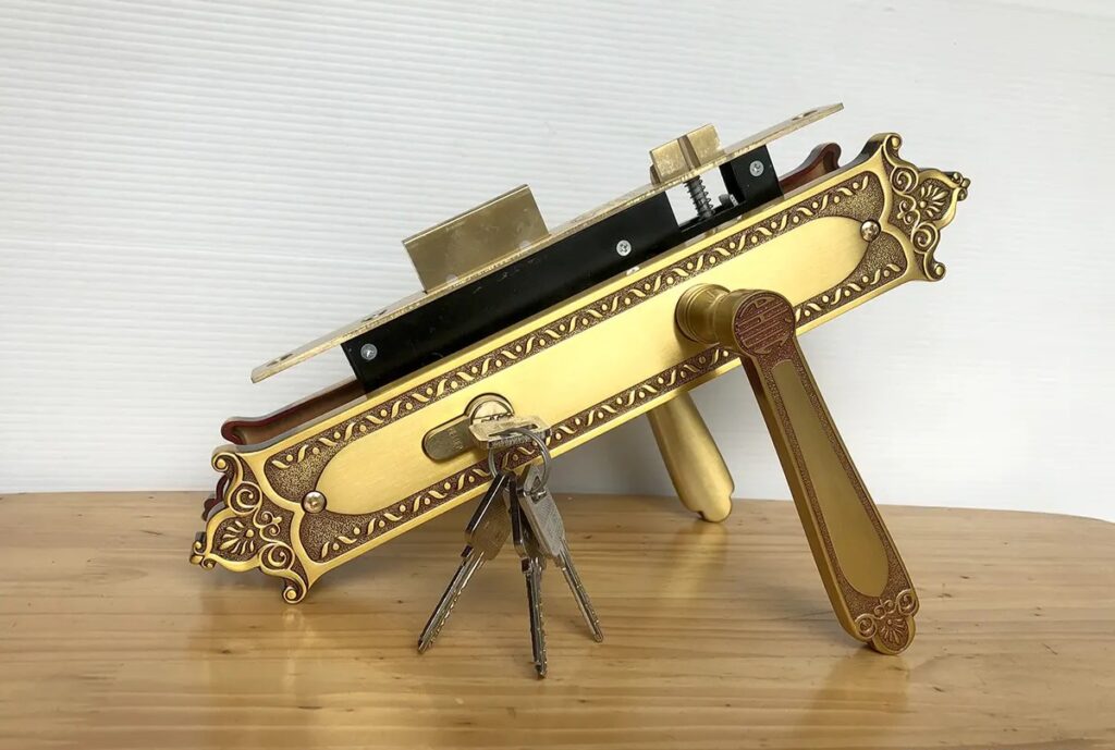 Khóa 04187 làm bằng chất liệu đồng, lắp cửa chính