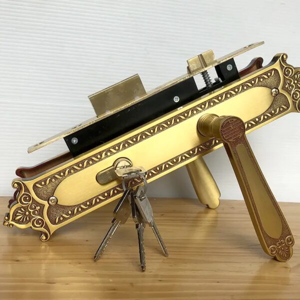 Khóa 04187 làm bằng chất liệu đồng, lắp cửa chính