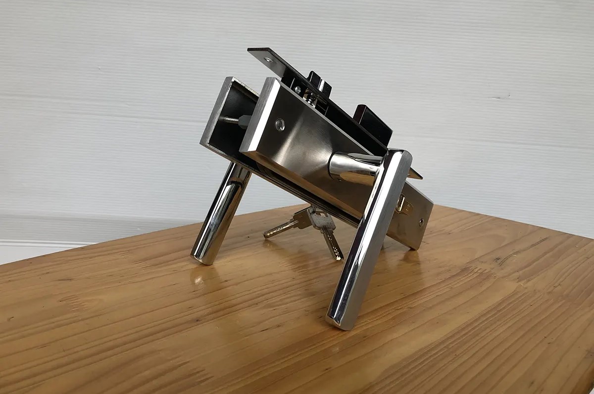Khóa Việt Tiệp 04824 lắp cửa chính, chất liệu inox 304