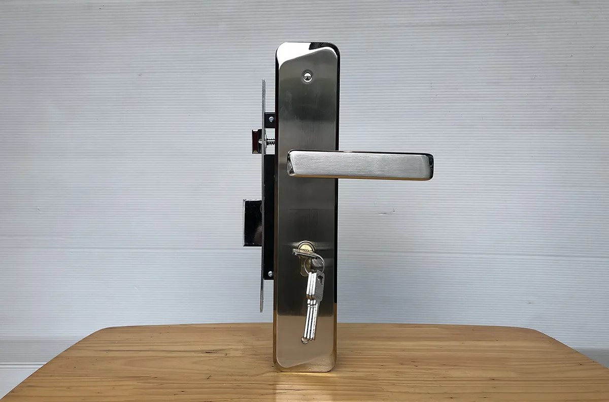 Khóa Việt Tiệp 04932 lắp cửa chính, chất liệu hợp kim