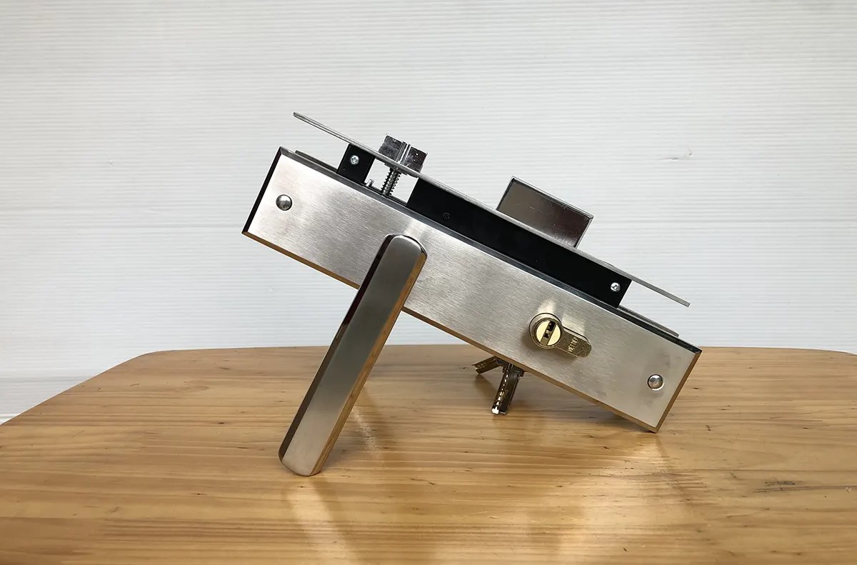 Khóa Việt Tiệp 04824 lắp cửa chính, chất liệu inox 304
